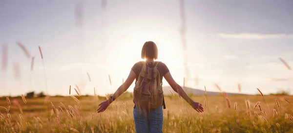 Giovane Donna Alla Moda Con Uno Zaino Campo Tramonto Libertà — Foto Stock