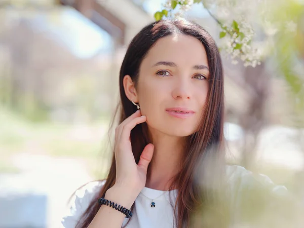 Jovem Mulher Morena Sorridente Livre Retrato Dia Ensolarado Primavera Verão — Fotografia de Stock