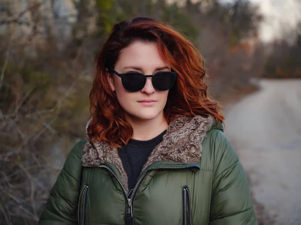 Uma Mulher Ruiva Andando Longo Uma Estrada Montanha Início Primavera — Fotografia de Stock