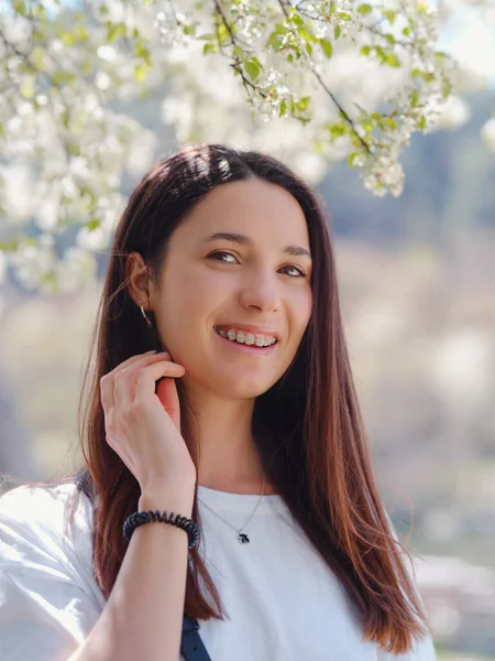 Joven Mujer Morena Sonriente Aire Libre Retrato Soleado Día Primavera —  Fotos de Stock