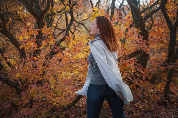 秋天的一天 一位红头发 精神很好的可爱女人摆姿势 享受着美好的天气 秋秋两季风情的概念与理念 — 图库照片