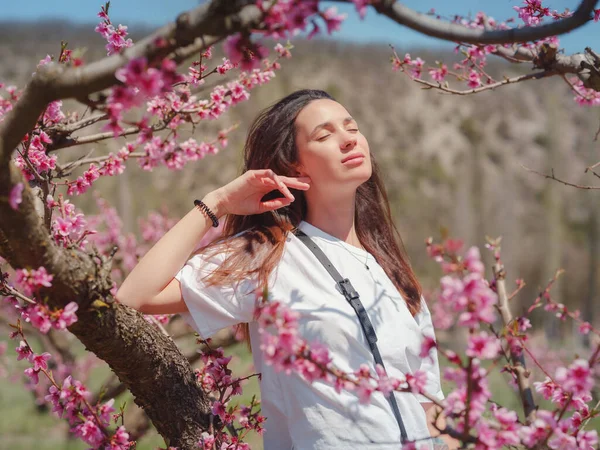 Beautiful Woman Dark Hair White Shirt Blossoming Peach Trees Park — Stock Photo, Image