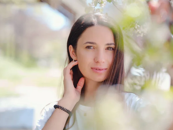 Jovem Mulher Morena Sorridente Livre Retrato Dia Ensolarado Primavera Verão — Fotografia de Stock