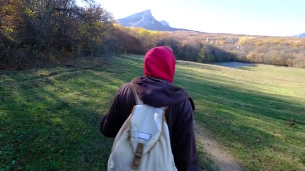 Actividades al aire libre Concepto de viaje El hombre en la naturaleza. — Vídeo de stock