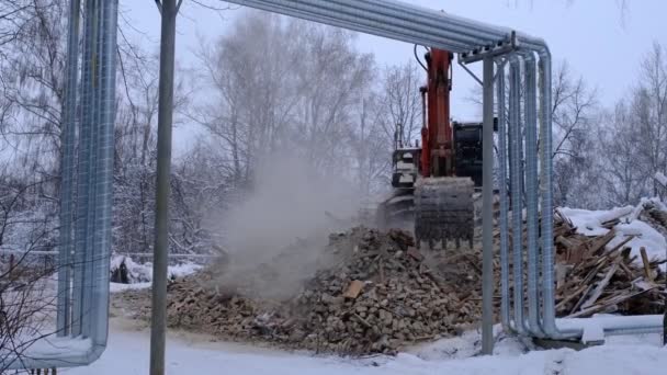 Destruindo a casa velha com braço mecânico Bulldozer — Vídeo de Stock