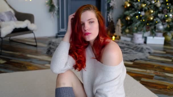 Une belle femme aux cheveux roux en prévision de Noël ou du Nouvel An — Video