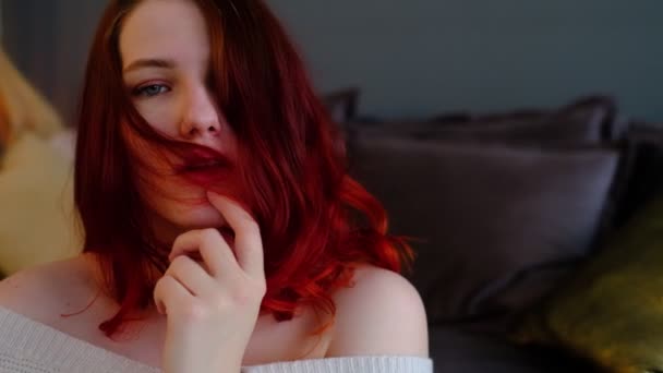 Спокойная привлекательная молодая женщина отдыхает на диване в своей комнате — стоковое видео