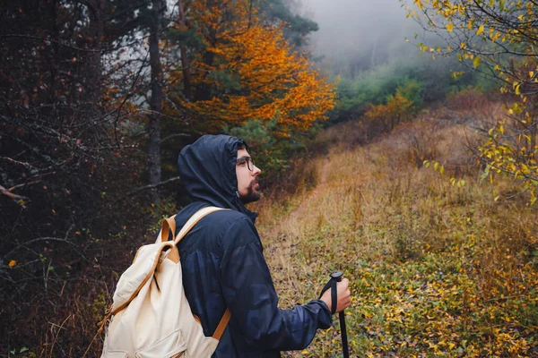 Joven viajero en otoño brumoso naturaleza — Foto de Stock