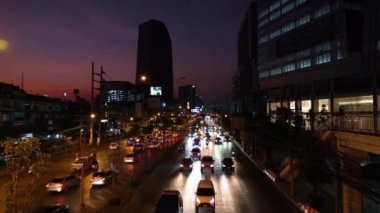 Sokakta bir sürü ulaşım aracı olan gece kavşağı.