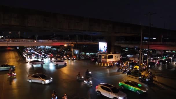 Cruzamento noturno com muito transporte na rua. — Vídeo de Stock