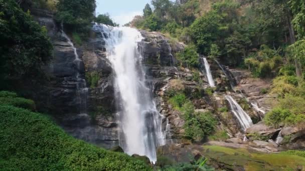 Cascades de Wachirathan, belle cascade coulant de haute falaise — Video
