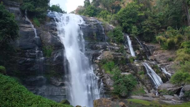 Водопад Вахиратан, красивый водопад, текущий с высокой скалы — стоковое видео