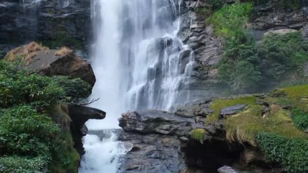Cascadas de Wachirathan, hermosa cascada que fluye desde un alto acantilado — Vídeos de Stock