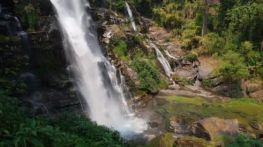 Wachirathan Şelaleleri, yüksek uçurumdan akan güzel şelale.