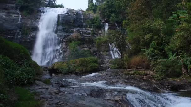 Cascades de Wachirathan, belle cascade coulant de haute falaise — Video
