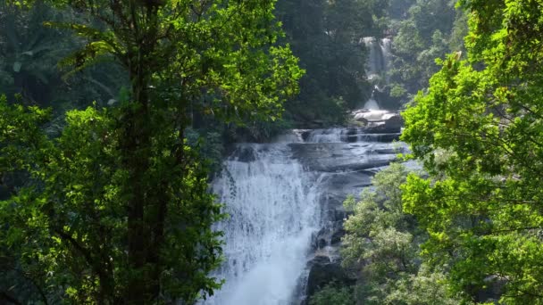 Cascade de Sirithan dans le parc national de Doi Inthanon, Chom nd — Video
