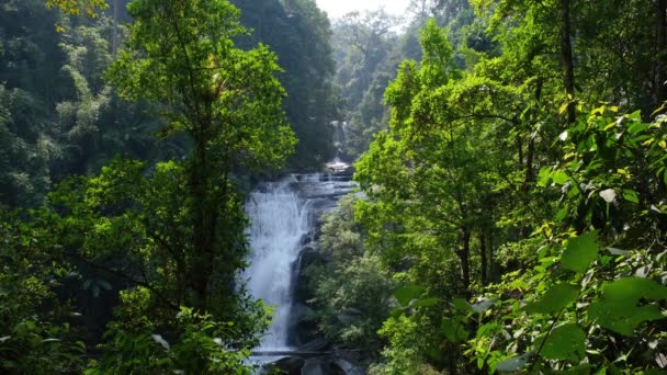 Sirithanský vodopád v národním parku Doi Inthanon, Chom nd — Stock video