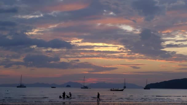 Όμορφο γραφικό ηλιοβασίλεμα πλάνα στην παραλία είναι γνωστή ως καπέλο Noppharat Thara στο Ao Nang — Αρχείο Βίντεο