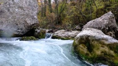 Dağdaki şelaleden akan nehrin manzarası. Dağlardaki orman nehri.