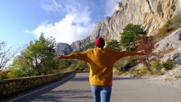 Gratis glad ung vandrare kvinna i gul rock njuter av lugn solig dag i naturen andas frisk luft — Stockvideo