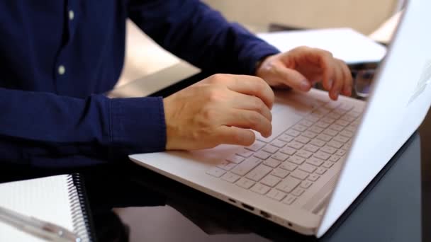 Fiatal férfi szabadúszó diák használ laptop dolgozik otthonról az interneten — Stock videók