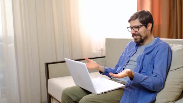 Boze man met een online videogesprek via laptop computer — Stockvideo