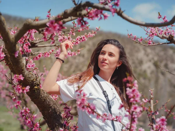 Beautiful Woman Dark Hair White Shirt Blossoming Peach Trees Park — Stock Photo, Image