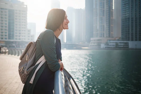 Jovem viajante feliz na grande cidade de Dubai, Emirados Árabes Unidos — Fotografia de Stock