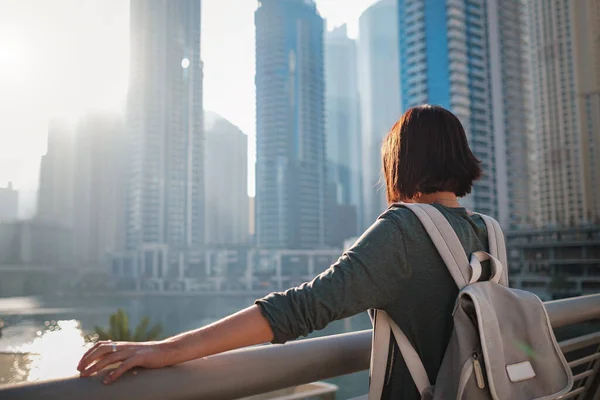 Jovem viajante feliz na grande cidade de Dubai, Emirados Árabes Unidos — Fotografia de Stock