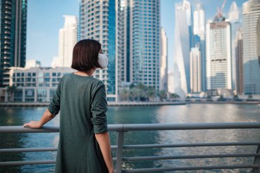 Büyük Dubai, BAE 'de mutlu genç bayan gezgin.