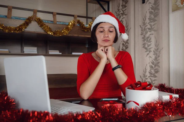 Kerstmis vrouw op laptop doen internet winkelen. — Stockfoto