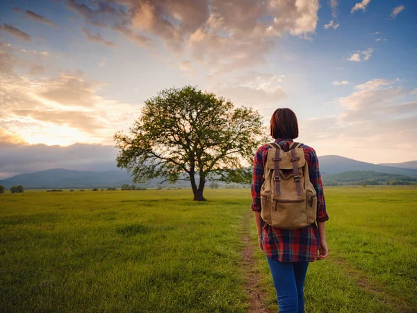 Asian traveler woman walk on the durty road with sunshine and tree — Stock Photo, Image