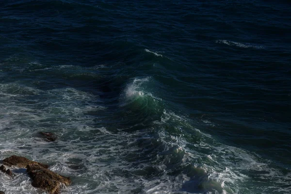 Ωκεανό κύμα φόντο θραύση θάλασσα βραχώδη ακτή — Φωτογραφία Αρχείου