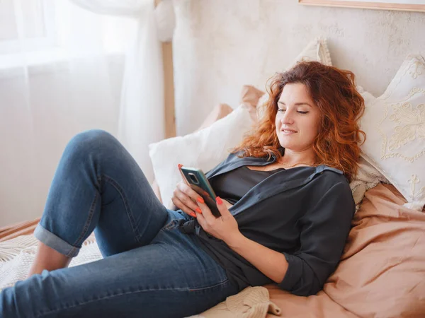 Joven mujer disfruta del silencio matutino en su habitación —  Fotos de Stock