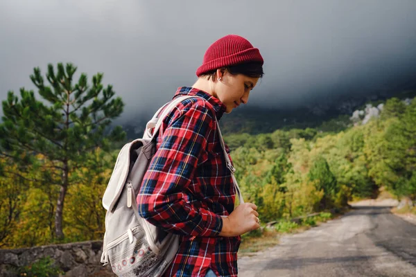 Feliz joven con mochila explorando montañas brumosas. — Foto de Stock