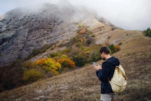 Kaukasischer bärtiger Mann reist mit Smartphone in freier Natur — Stockfoto