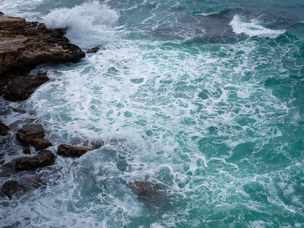 海の波と素晴らしい岩場の海岸の眺めは — ストック写真