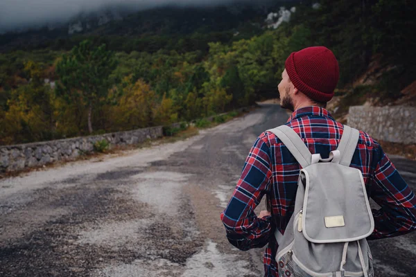 Hombre viajando con una mochila de senderismo en las montañas de viaje. — Foto de Stock