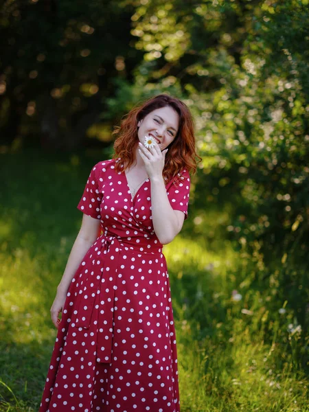 Bella donna godendo il silenzio della foresta estiva — Foto Stock