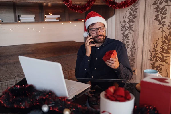 Close up portret radosny biały przystojny mężczyzna w Santa kapelusz siedzi w przytulnym pokoju — Zdjęcie stockowe