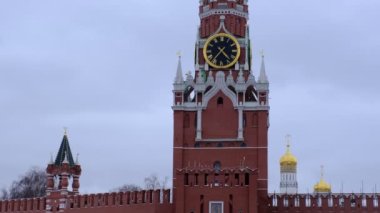 Moskova, Rusya 10.02.2021: Kış tatilinde Kızıl Meydan. Spasskaya saat kulesi. Gün dramatik ruh hali