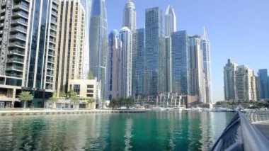 Dubai, BAE, 15.02.2021: Marina Kanalı ile Dubai Marina silueti, modern gökdelenler, lüks oteller ve rıhtımlarda demirlemiş yatlar, körfezin dalgalarında sallanıyordu.