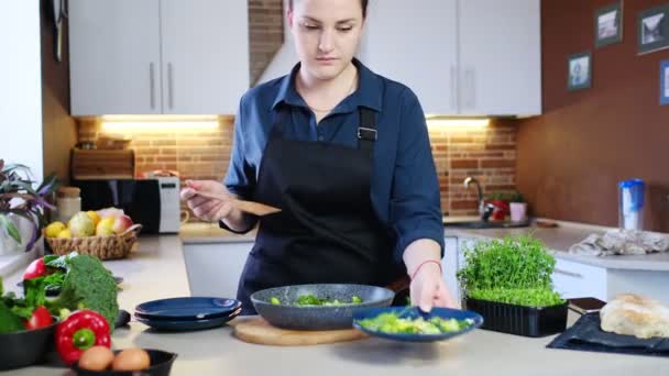Yemeği Evde Yemek Pişirme Deneyimi Konsepti Bir Kadın Kabın Içinde — Stok video