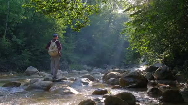 Mężczyzna Podróżnik Cieszący Się Pięknem Natury Nad Rzeką Lesie Zachodzie — Wideo stockowe