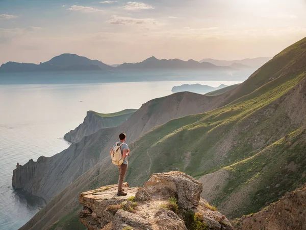 Genç Adam Dağların Arka Planında Tek Başına Seyahat Eder Güzel — Stok fotoğraf