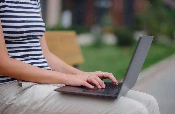 Mladá Asijská Studentka Pracující Laptopu Sedí Venku Lavičce Městské Ulici — Stock fotografie