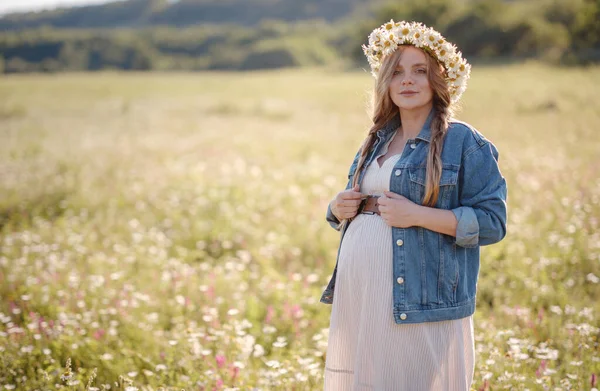 Beautiful Pregnant Woman Dress Denim Jacket Wreath Daisies Relaxing Park — Stock Photo, Image