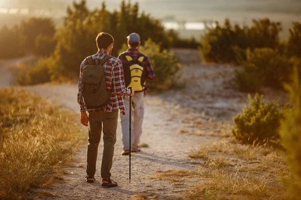 Deux Hommes Randonneurs Profiter Une Promenade Dans Nature Heure Coucher — Photo