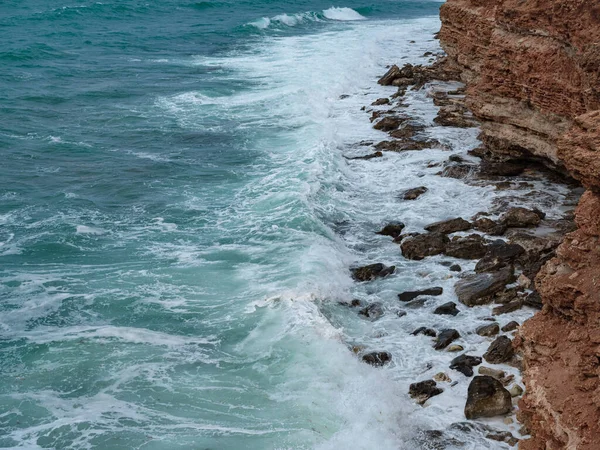 海の波と幻想的な岩の海岸 海のパターン 背景壁紙の美しい景色 — ストック写真