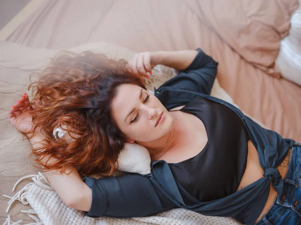 Jovem Ruiva Mulher Goza Silêncio Manhã Seu Quarto Cochilos Depois — Fotografia de Stock